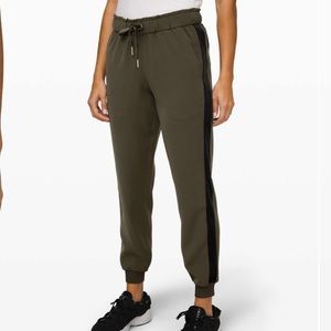Lululemon On the Fly Jogger Velvet Trim